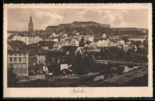 AK Glatz, Teilansicht mit Festung und Eisenbahnschienen
