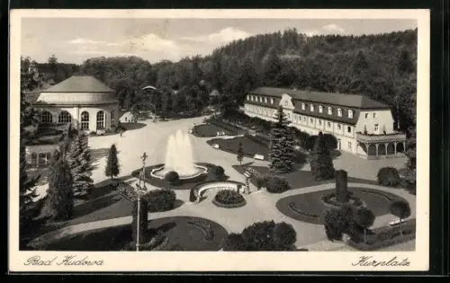 AK Bad Kudowa, Blick auf den Kurplatz mit Wasserspiel