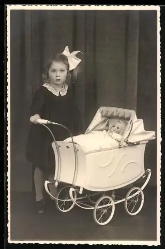 Foto-AK Kleines Mädchen mit einer Puppe im Kinderwagen