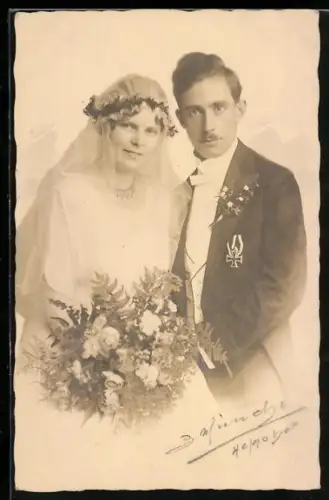 Foto-AK Brautpaar Erna und Alfred Kaufmann 1921, Eisernes Kreuz