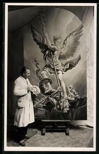 Foto-AK Maler bei der Arbeit vor seinem Gemälde