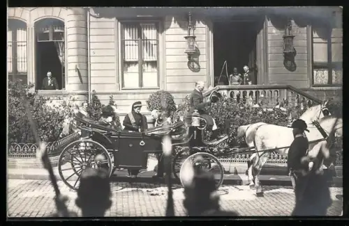 Foto-AK Grossherzogin Maria Anna von Luxemburg steigt in eine Kutsche