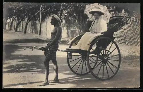 AK Dame mit Sonnenschirm bei der Rikschafahrt
