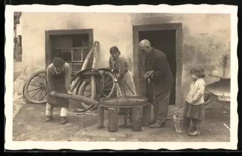 Foto-AK Familie beim Reifenschmied, Handwerk