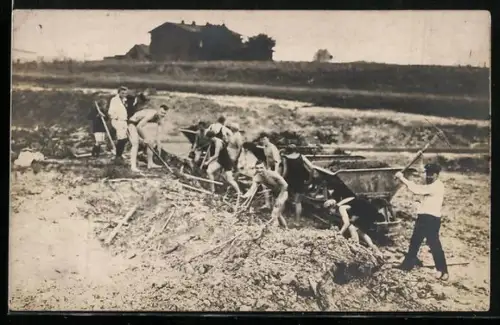 Foto-AK Schwimmerinnen und Schwimmer beim Aushub des Freibades