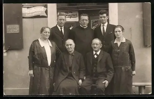 Foto-AK Gruppenaufnahme Damen und Herren vor Tabak-Geschäft, Emailleschild für Blauband-Feinkostmargarine