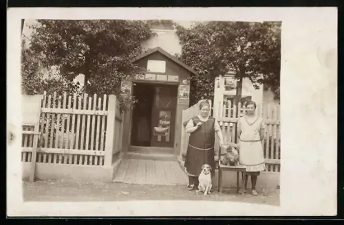 Foto-AK Zwei Damen und zwei Hunde vor einem Anwesen, Hauseingang mit Emailleschild Erdal
