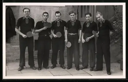Foto-AK Zörbig, Tischtennis-Mannschaft 1951, Gruppenbild