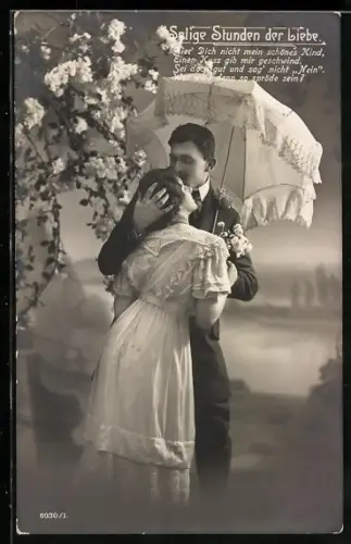 AK Liebespaar mit Schirm unter einem blühenden Baum, Selige Stunden der Liebe