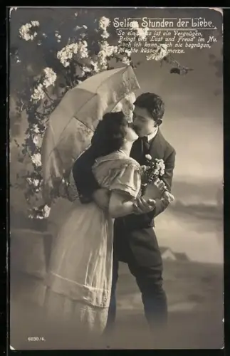 AK Liebespaar küsst sich unter einem Schirm