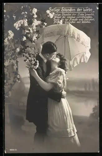 AK Küssendes Liebespaar unter einem Sonnenschirm