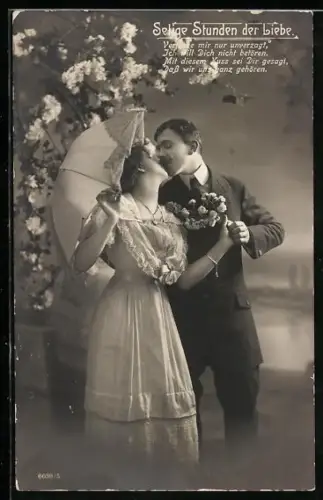 AK Liebespaar mit Schirm unter einem blühenden Baum, Selige Stunden der Liebe