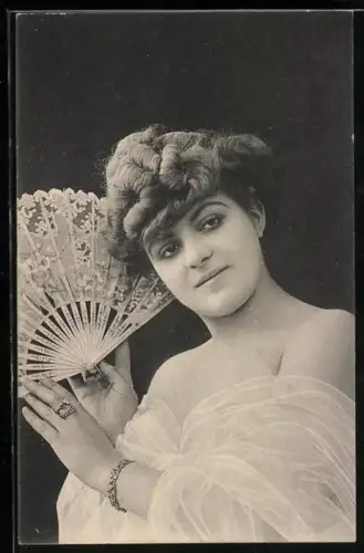 AK Dame mit Spitzenfächer in der Hand
