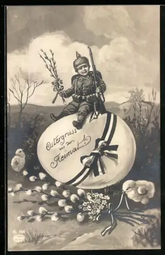 AK Kleiner Junge in Soldatenuniform sitzt auf einem Osterei, Kinder Kriegspropaganda