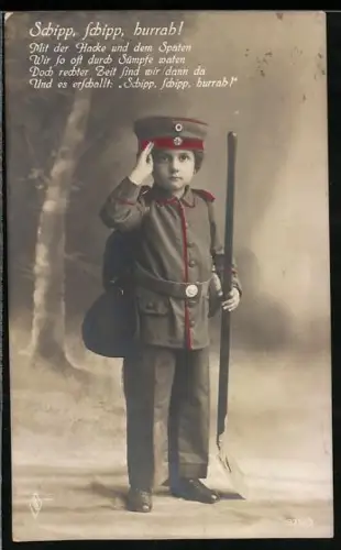 AK Kleiner Junge in Uniform mit Schaufel, Kinder Kriegspropaganda