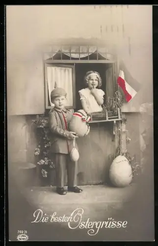 AK Kleiner Junge in Uniform bringt einem Mädchen ein Osterei, Kinder Kriegspropaganda