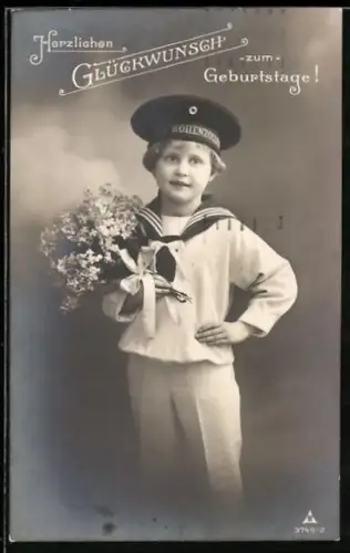 AK Kleiner Junge in Matrosenuniform mit Blumenstrauss, Kinder Kriegspropaganda