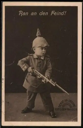 AK Kleiner Junge in Uniform mit Spielzeuggewehr, Kinder Kriegspropaganda
