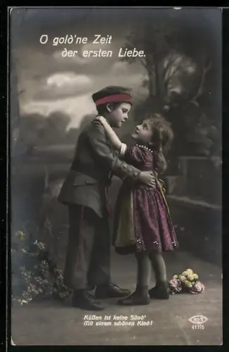 AK Kleiner Junge in Soldatenuniform mit einem Mädchen, Kinder Kriegspropaganda