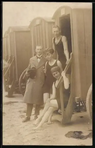 Foto-AK Gruppe in Badeanzügen an einem Badehäuschen