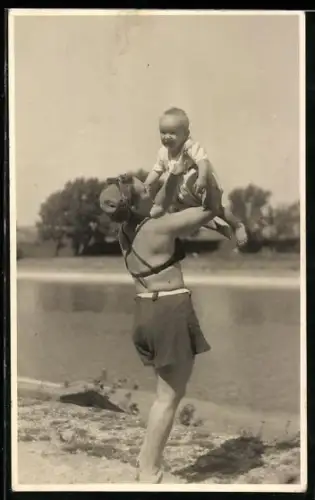 Foto-AK Mutter in Badeanzug mit Kleinkind am Wasser, 1943