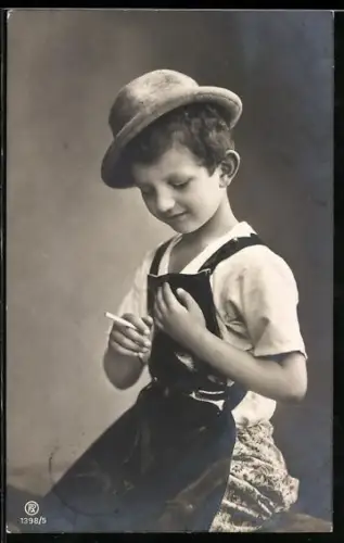 AK Bub mit Zigarette, Schürze und Hut