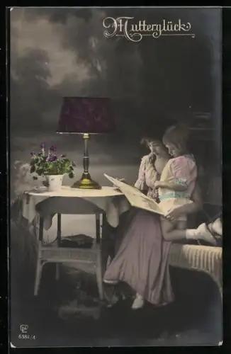 AK Mutter mit Kind und Bilderbuch, Mutterglück
