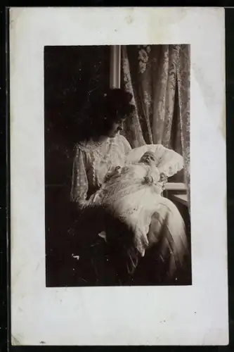 Foto-AK Mutter mit Baby auf dem Schoss