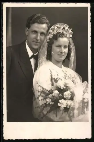 Foto-AK Brautpaar in hübscher Hochzeitskleidung