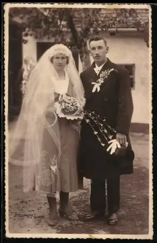 Foto-AK Brautpaar in hübscher Hochzeitskleidung