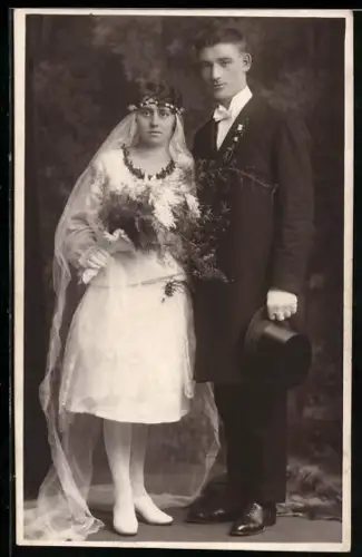 Foto-AK Brautpaar in Hochzeitskleidung mit Blumenstrauss