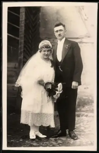 Foto-AK Brautpaar in Hochzeitskleidung mit Blumen