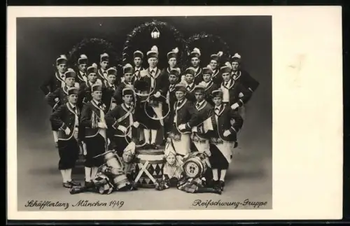AK München, Gruppenfoto der Reifschwung-Gruppe beim Schäfflertanz 1949