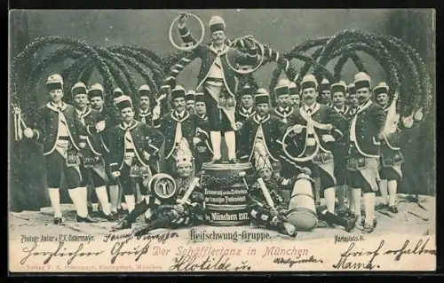 AK München, Reifschwung-Gruppe beim Schäfflertanz 1900