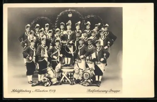 AK München, Reifschwung-Gruppe beim Schäfflertanz 1949