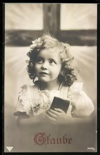 AK Glaube, Junges Kind mit einer Bibel, im Hintergrund ein Kreuz