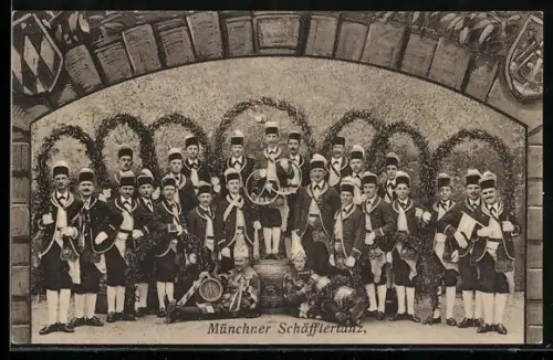 AK München, Münchner Schäfflertanz, Reifschwung-Gruppe in Trachten