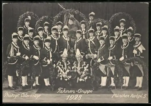 AK München, Schäfflertanz 1928, Fahnen-Gruppe