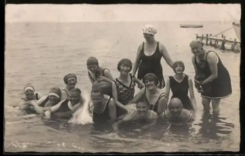Foto-AK Frauen und Männer im Badeanzug