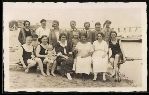 Foto-AK Frauen und Männer im Badeanzug am Strand