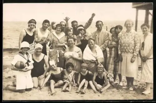 Foto-AK Travemünde, Frauen mit Kindern im Badeanzug 1927