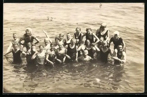 Foto-AK Männer und Frauen im Badeanzug