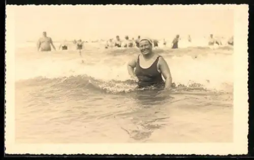 Foto-AK Frau im Badeanzug in den Wellen