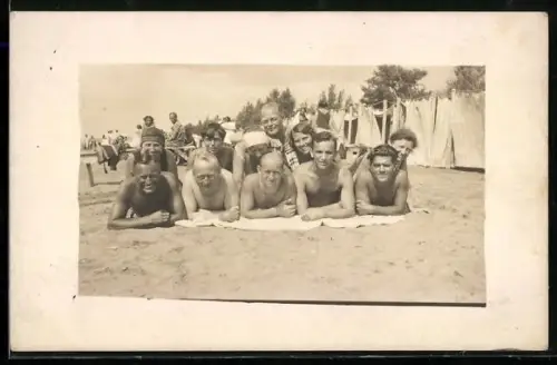 Foto-AK Männer und Frauen im Badeanzug am Strand