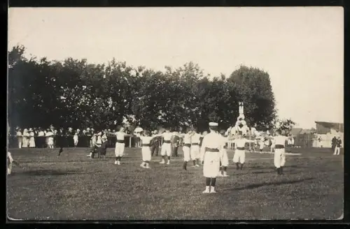AK Turner bei Freiübungen auf der Wiese