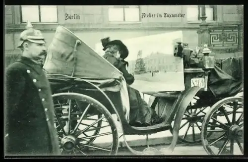 AK Berlin, Berliner Typen, Atelier im Taxameter, Frau zeichnet in der Kutsche