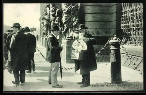 AK Berlin, Berliner Typen, Herr mit Hut verkauft Ansichtskarten und den neuesten Plan von Berlin