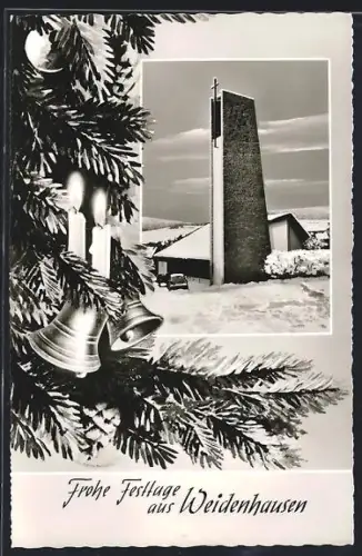 AK Weidenhausen / Gladenbach, Kirche im Winter, Kerzen und Glocken an den Tannenzweigen