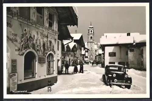 AK Mittenwald, Gasthaus, Auto auf verschneiter Strasse