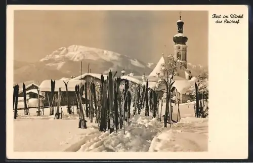 AK Reit im Winkl, Skier im Schnee, Blick zur Kirche